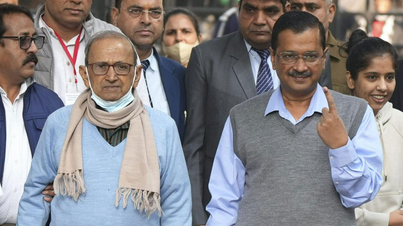 ఎంసీడీ ఎన్నిక‌ల్లో ఓటు వేసిన కేజ్రీవాల్‌