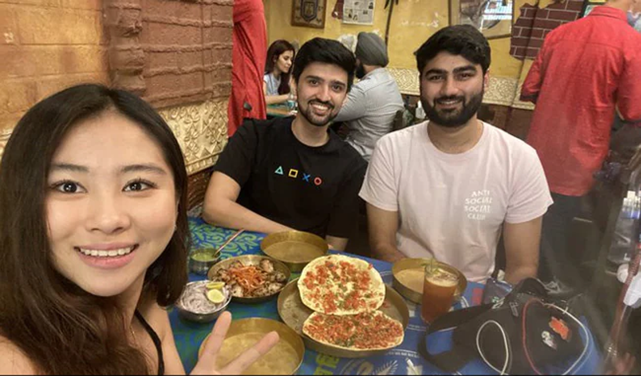 South Korea Youtuber | త‌న‌ను కాపాడిన ఇద్ద‌రితో లంచ్ చేసిన ద‌క్షిణ‌కొరియా యూట్యూబ‌ర్.. వైర‌ల్ అవుతున్న ఫొటోలు