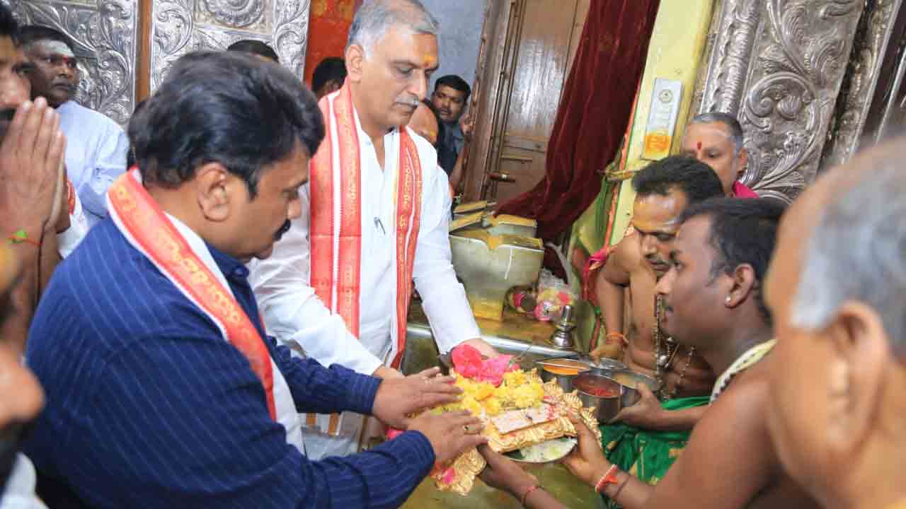 కొముర‌వెల్లి మ‌ల్ల‌న్న‌కు రూ. కోటి విలువైన బంగారు కిరీటం