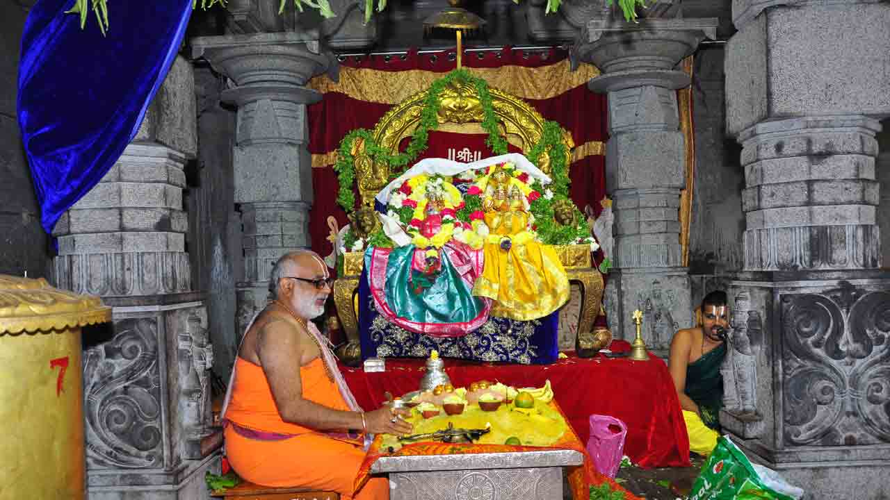 లక్ష్మీనరసింహుడికి నిత్యార్చనలు