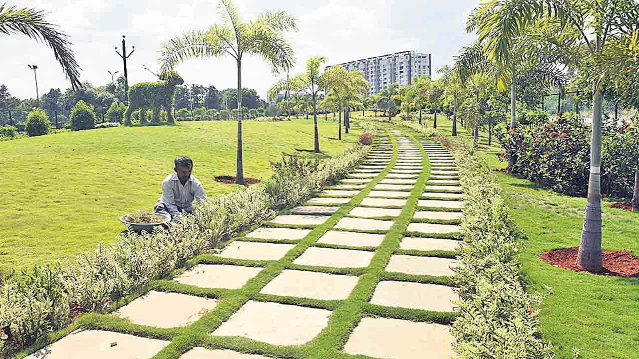 హెచ్‌ఎండీఏ పార్కుల్లో ల్యాండ్‌ స్కేపింగ్‌