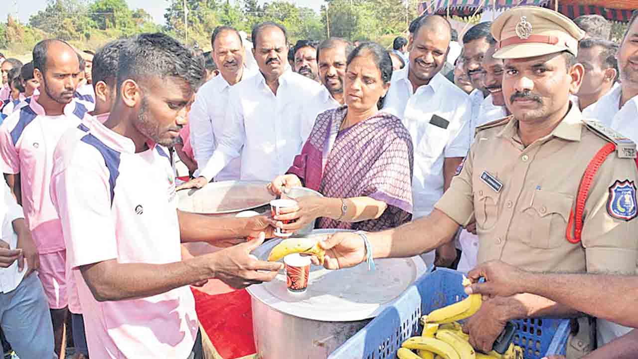 నిరుద్యోగులకు అండగా..