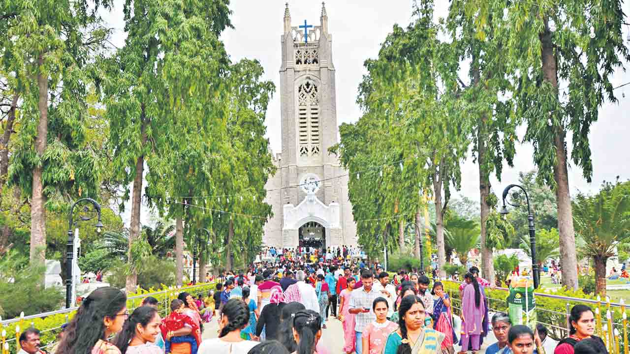 భక్తుల సందడి