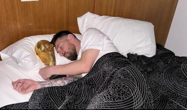 lionel Messi | వ‌ర‌ల్డ్ క‌ప్ ట్రోఫీతో నిద్రిస్తున్న మెస్సీ.. వైర‌ల్ అవుతున్న ఫొటోలు