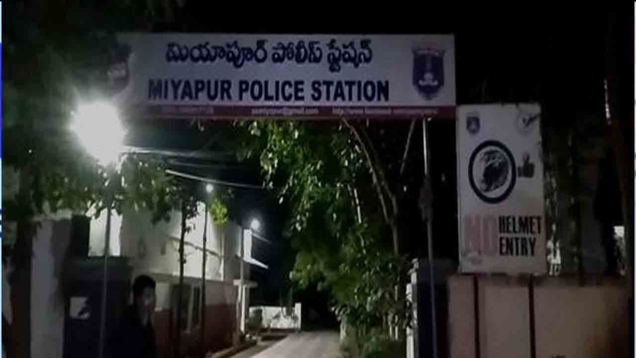 హైద‌రాబాద్‌లో దారుణం.. ప్రియురాలు, ఆమె త‌ల్లిపై క‌త్తితో దాడి