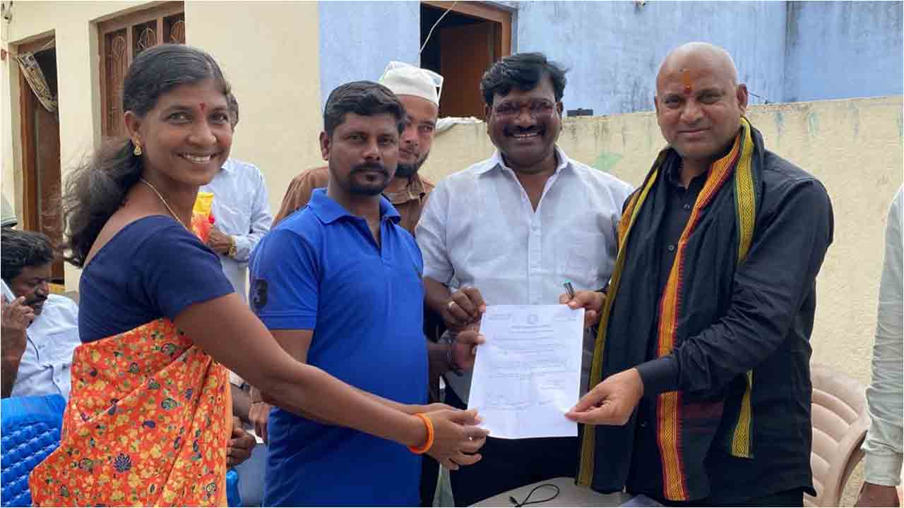 అనారోగ్య బాధితులకు సీఎం కేసీఆర్ ఆర్థిక చేయూత :ఎమ్మెల్యే కోరుకంటి చందర్‌