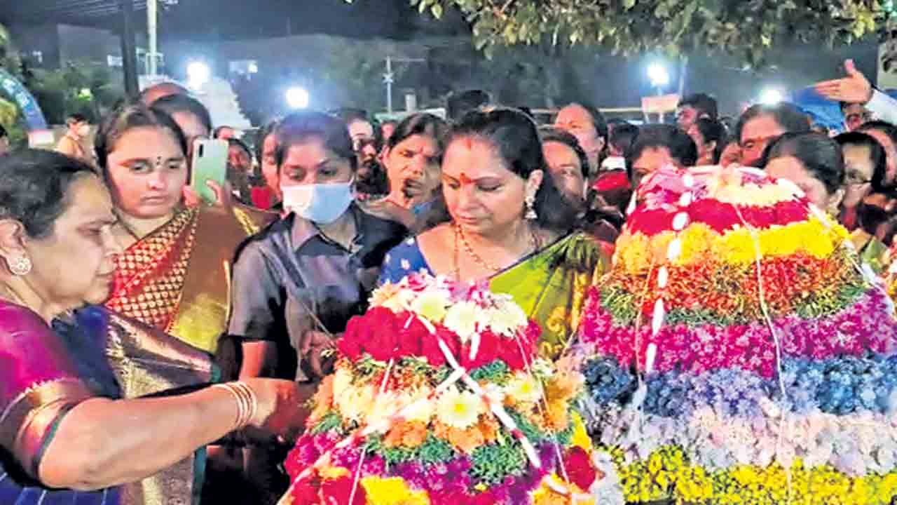 అమ్మను అవమానిస్తరా?