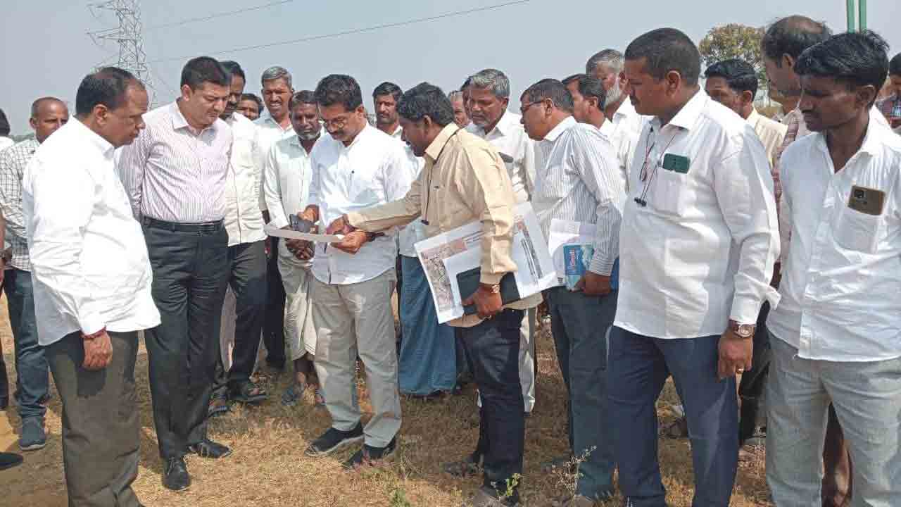 పోలీస్‌ కార్యాలయాలకు స్థల పరిశీలన