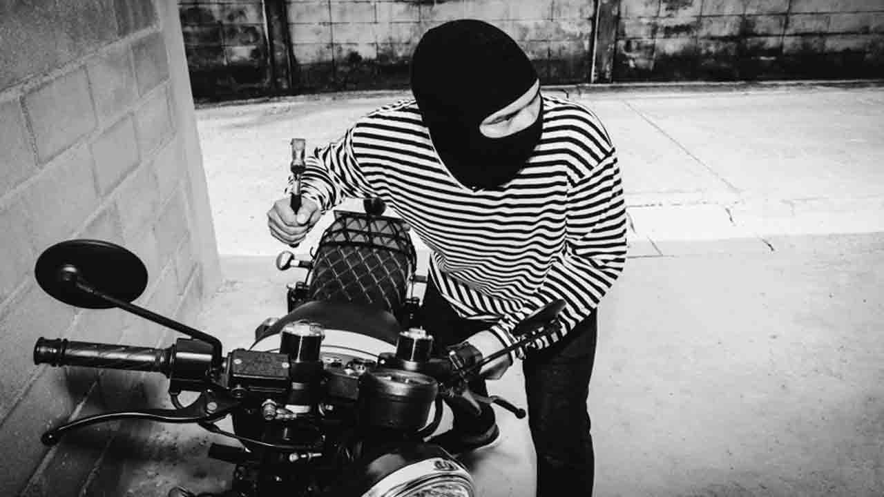 పాత బైక్‌ వదిలేసి.. కొత్త బైక్‌తో చెక్కేసి