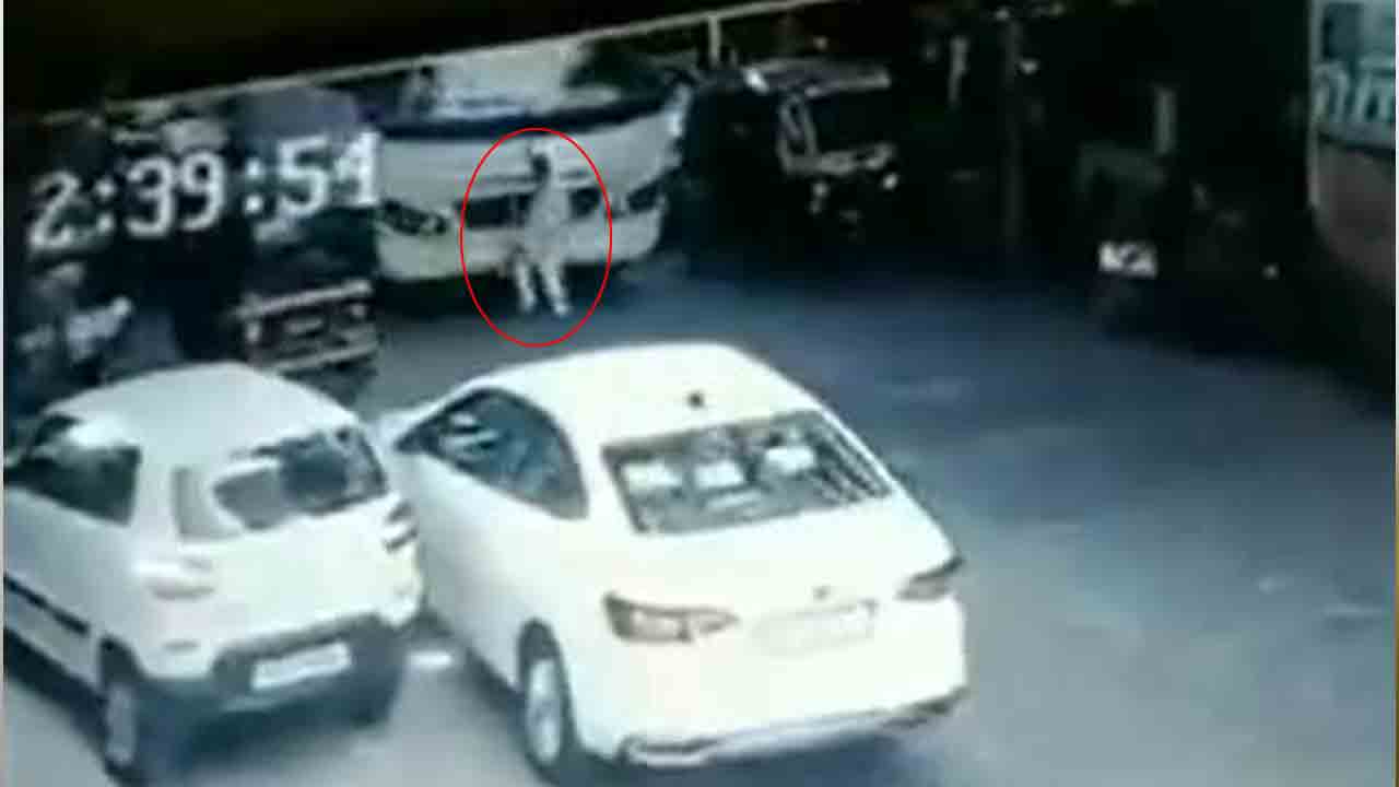 Viral Video | బ‌స్సు కింద ప‌డ్డ వృద్ధుడు.. చ‌నిపోయాడా..? బ‌తికాడా..?