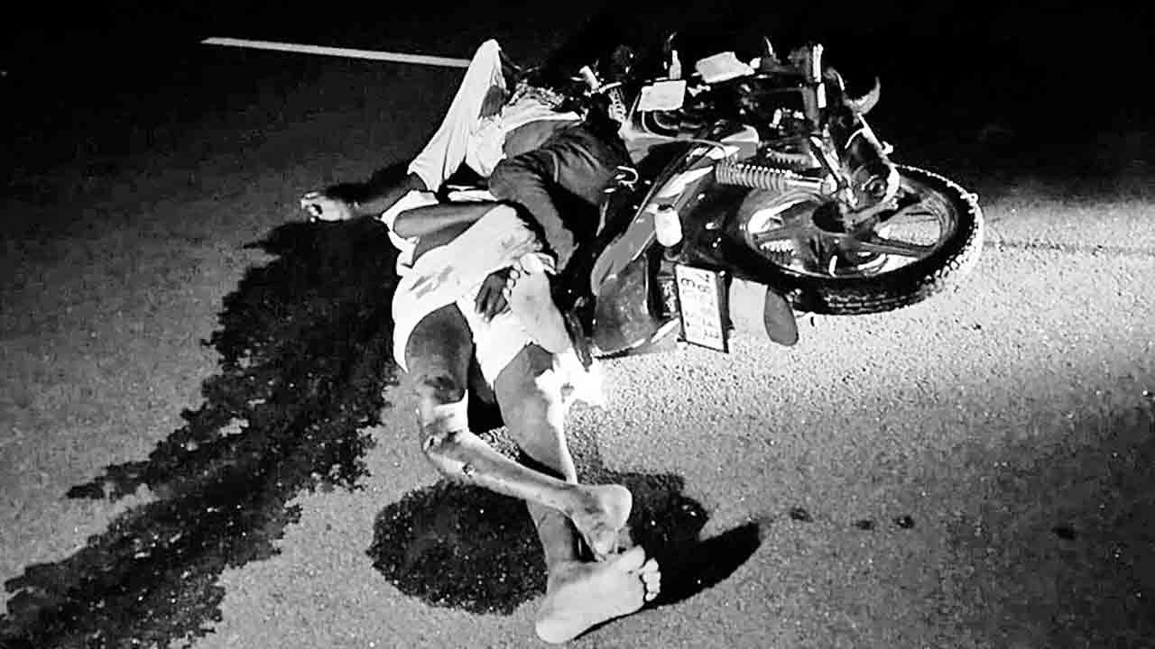 రోడ్డు ప్రమాదంలో ఇద్దరు మృతి