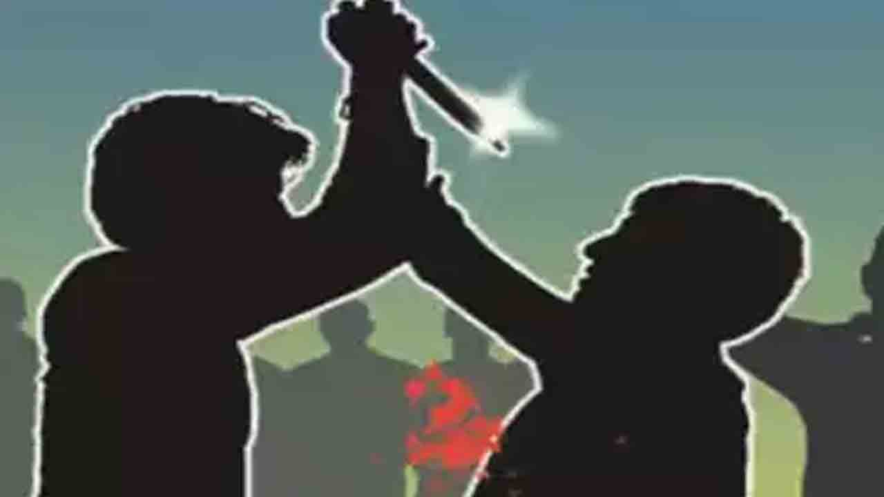 Brutal murder | కత్తులతో పొడిచి యువకుడి దారుణ హత్య..వివాహేతర సంబంధమే కారణమా?