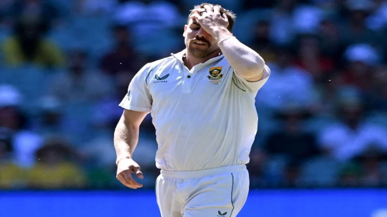 ఢీకొట్టిన స్పైడ‌ర్‌క్యామ్‌.. కిందప‌డ్డ సౌతాఫ్రికా బౌల‌ర్‌