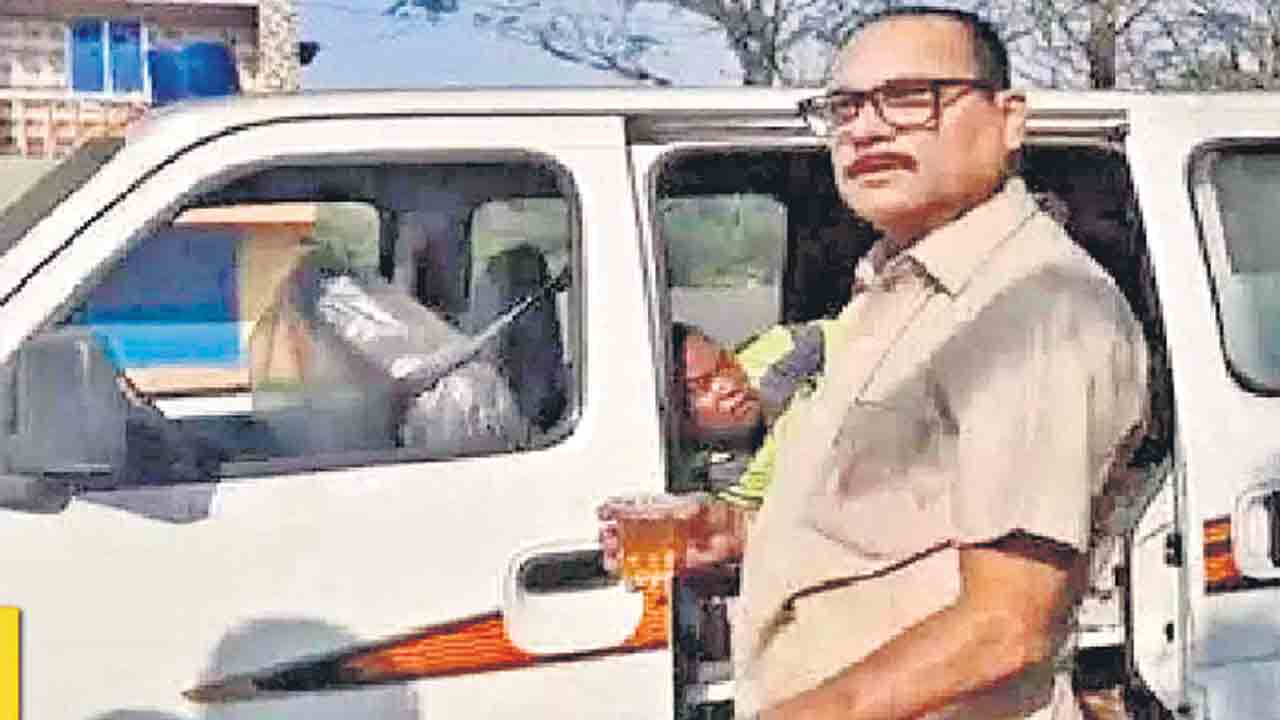 అంబులెన్స్ ఆపి.. పేషెంట్కు పెగ్గు పోసి!