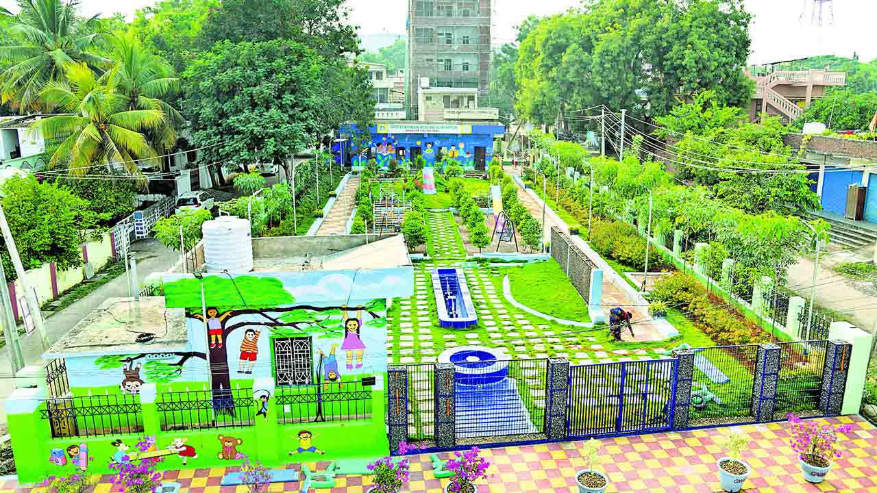 పచ్చని కళ.. పార్కు భళా..