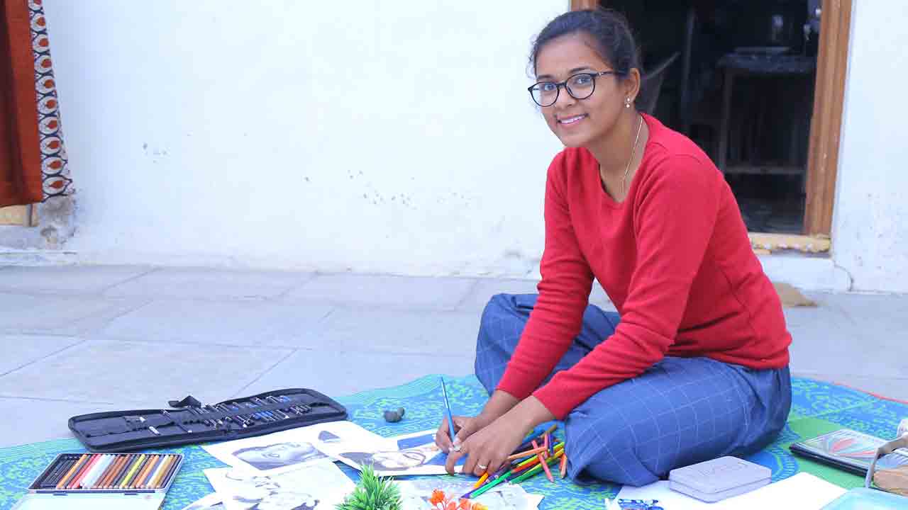 చిత్రాలు గీసి.. సాయం చేసి..