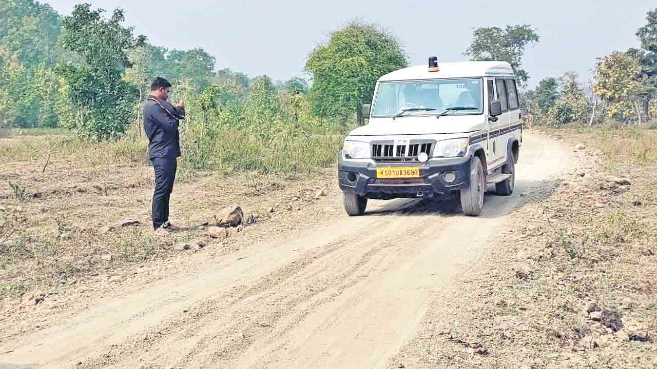 కాలి బాటలో.. కారు పోతోంది