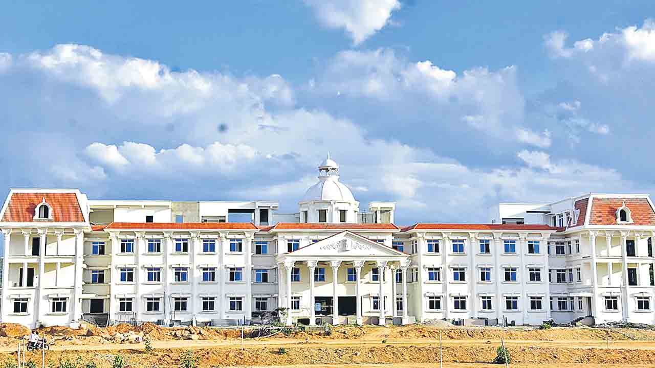 పోలీసింగ్‌కు స్మార్ట్‌ బిల్డింగ్స్‌ త్వరలో నిర్మాణాలు పూర్తి