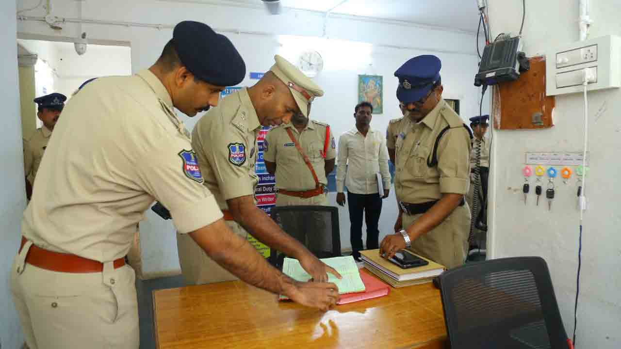 నేరాల నియంత్రణకు పటిష్ట చర్యలు : డీసీపీ నారాయణరెడ్డి