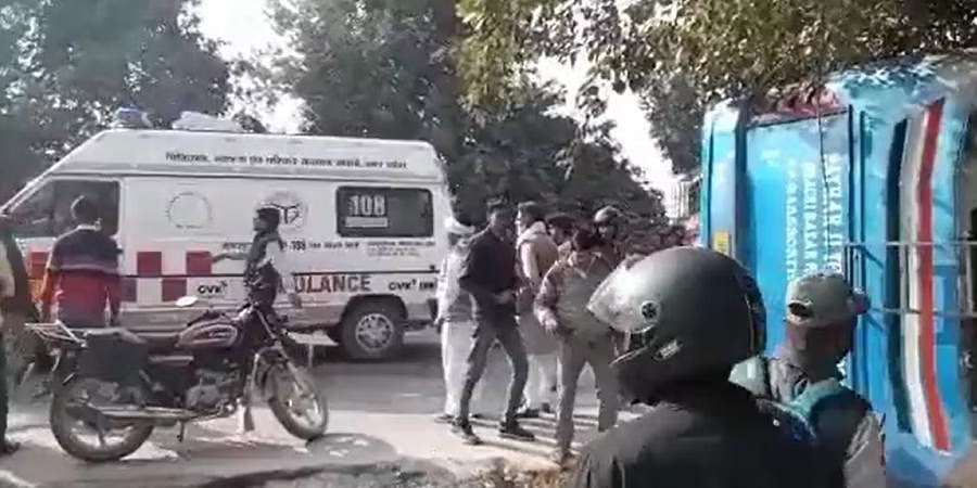 Prayagraj | ప్ర‌యాగ్‌రాజ్‌లో ప‌ల్టీ కొట్టిన బ‌స్సు.. ఇద్ద‌రు విద్యార్థులు మృతి.. ప‌లువురికి గాయాలు