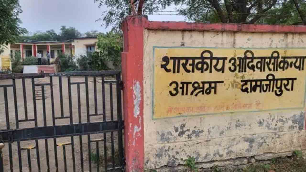 మెడలోచెప్పుల దండతో గిరిజన విద్యార్థిని ఊరేగింపు