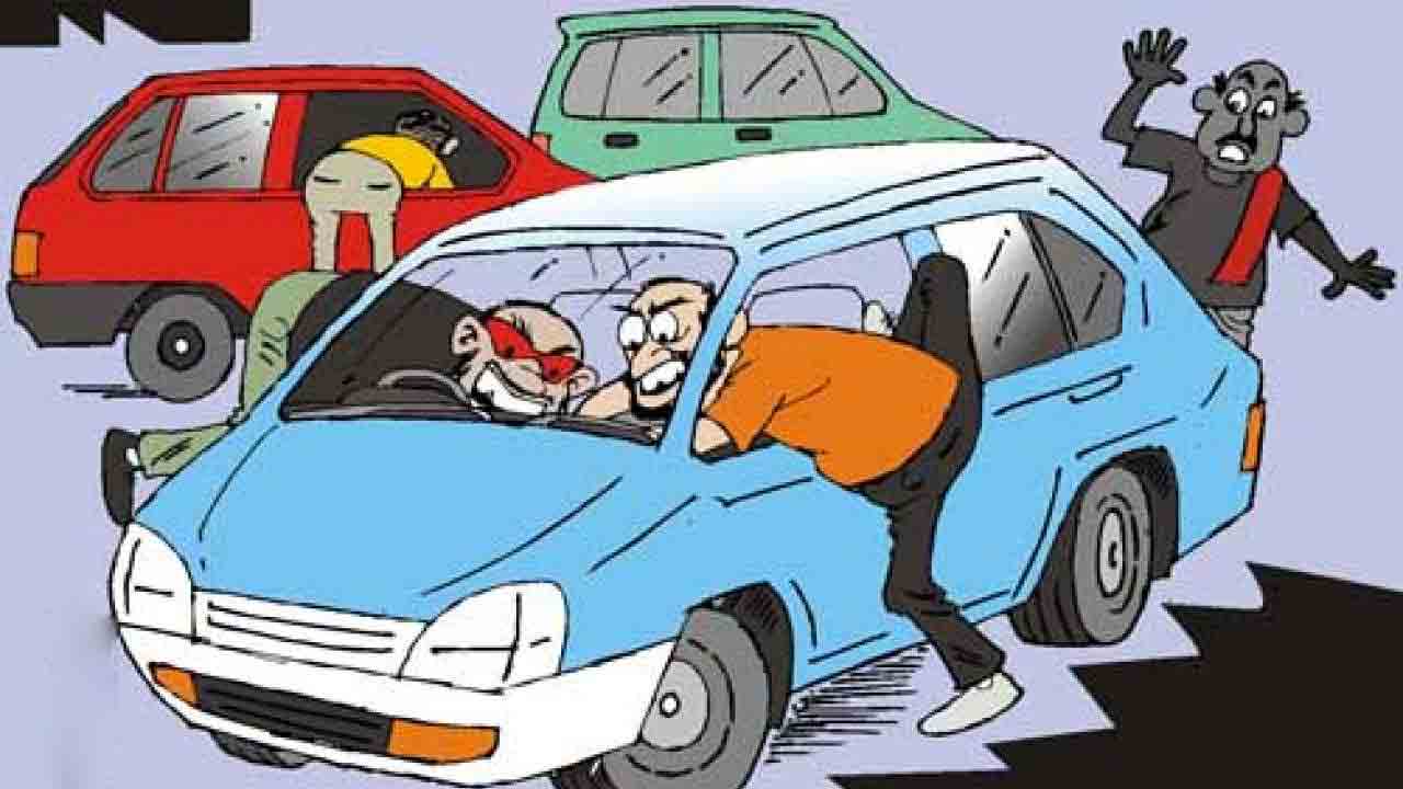 నల్లమల అటవీ ప్రాంతంలో సినిమా ఫక్కీలో దారి దోపిడీ