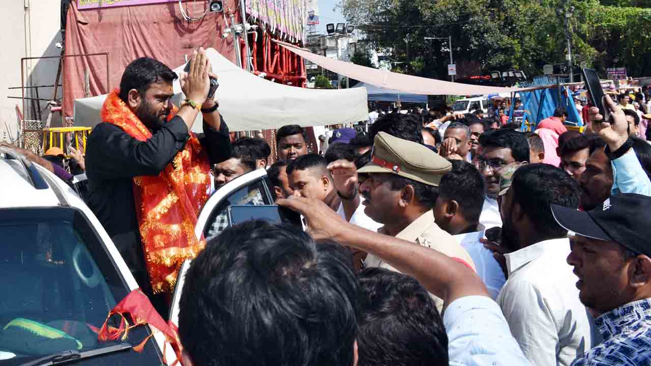 రోహిత్‌ సవాల్‌.. బండి పలాయనం