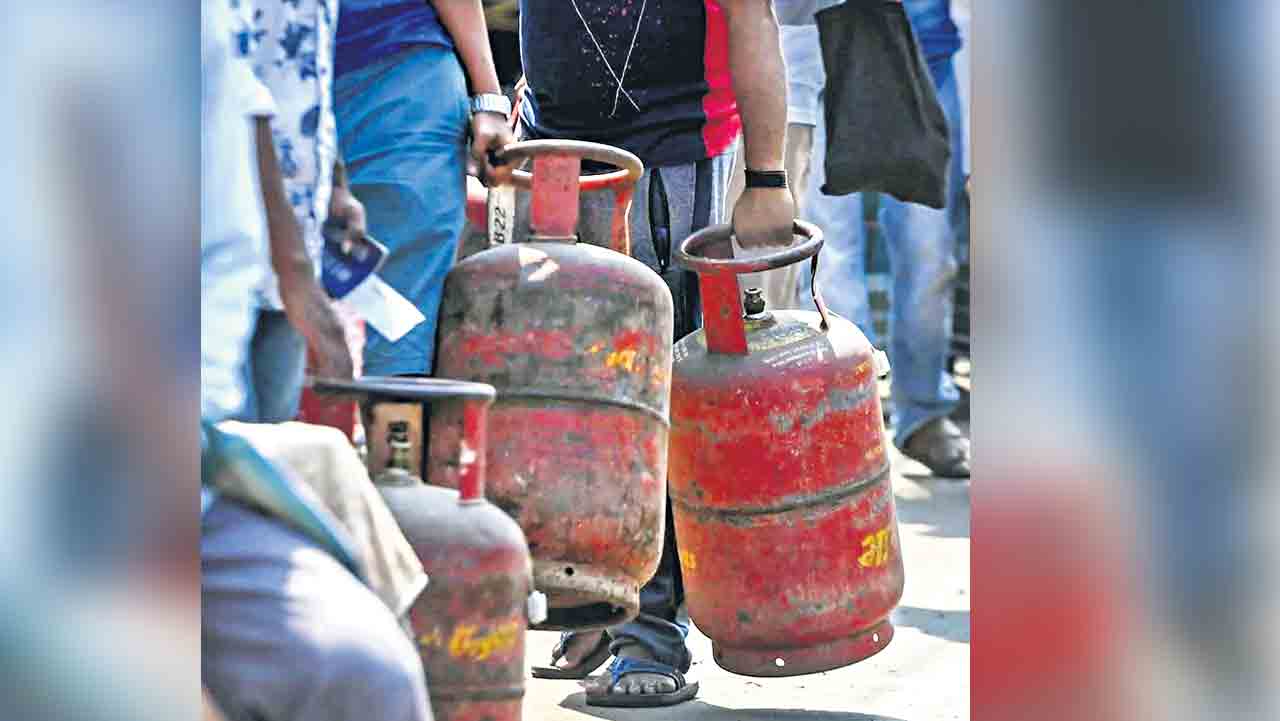 బీజేపీ రాష్ర్టాలకే ఉజ్వల.. మొత్తం గ్యాస్‌ కనెక్షన్లలో సగం వాటికే