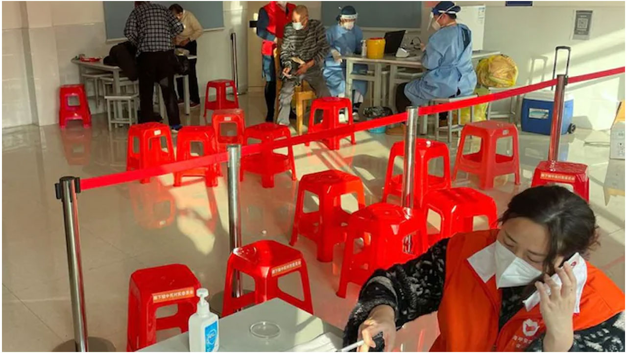 చైనాలో వేగంగా ప్ర‌బ‌లుతున్న‌ కొవిడ్‌-19.. ప‌లు న‌గ‌రాల్లో ఉచిత‌ మందుల పంపిణీ