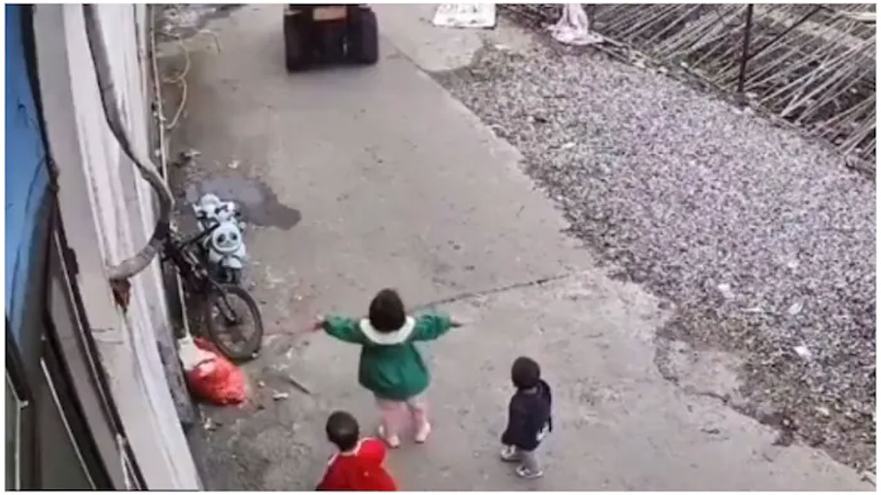 తోబుట్టువుల‌ను కాపాడుకునేందుకు ఆ పాప చేసిన పనికి నెటిజ‌న్లు ఫిదా