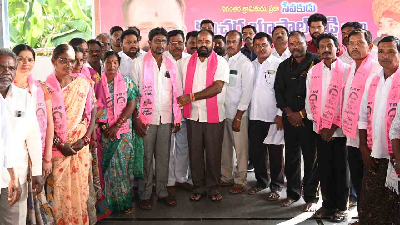 పొనుగోడు గ్రామ సర్పంచ్‌ టీఆర్‌ఎస్‌లో చేరిక