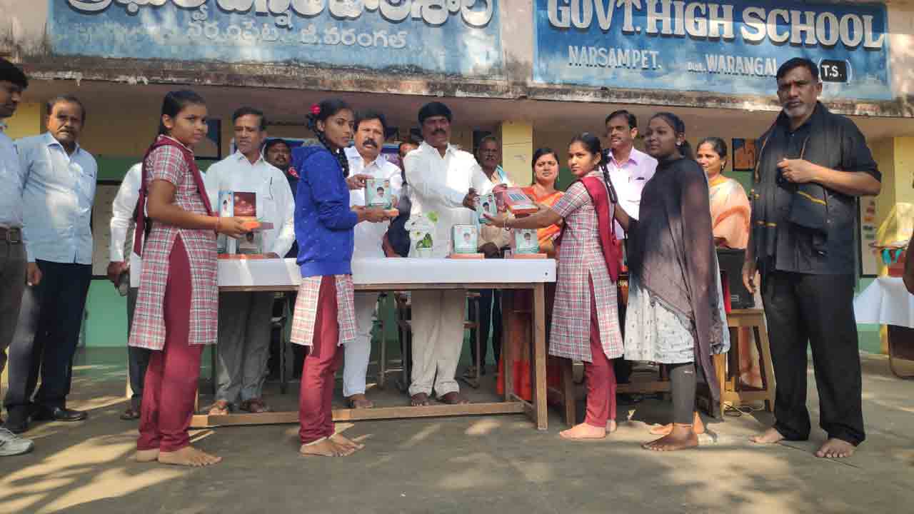 విద్యార్థులకు సోలార్‌ ల్యాంప్స్‌ పంపిణీ