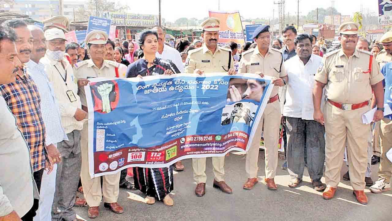 లింగ వివక్షత లేని సమాజం కోసం అందరూ కృషి చేయాలి