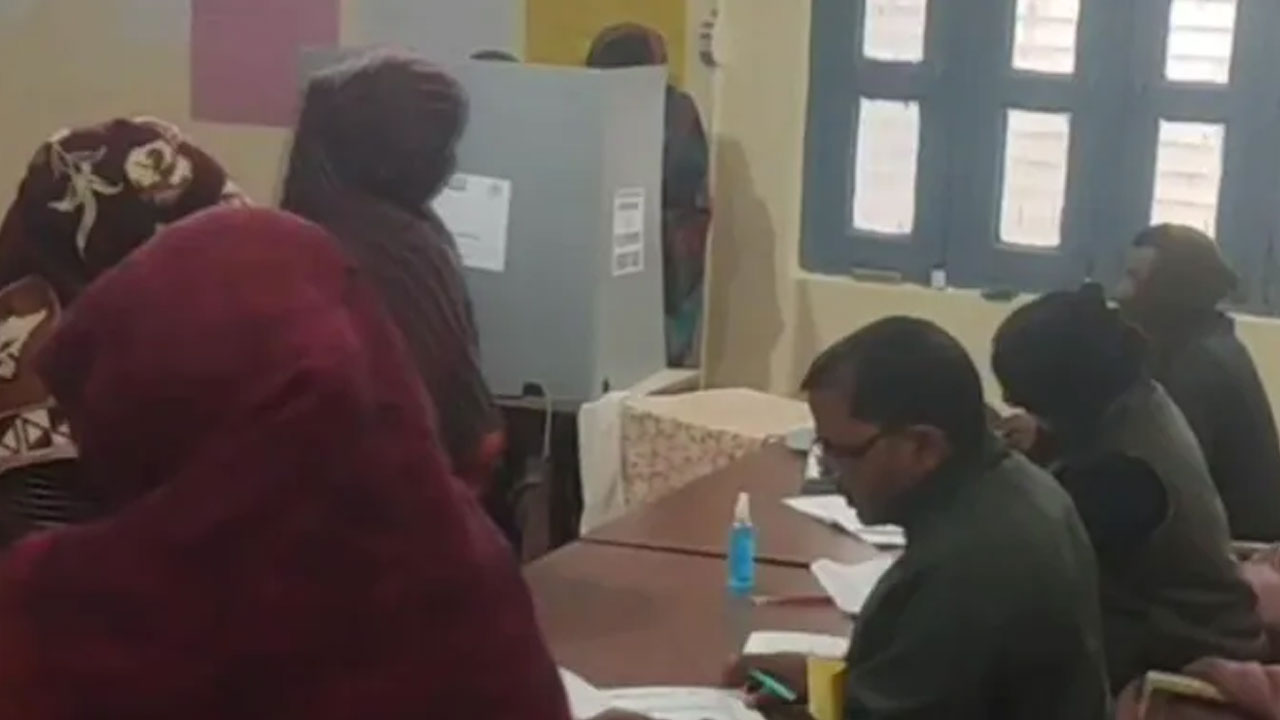 మొయిన్‌పురి ఉప పోరు | బీజేపీ ఏజెంట్ల‌లా వ్య‌వ‌హ‌రిస్తున్న పోలీసులు : ఎస్‌పీ