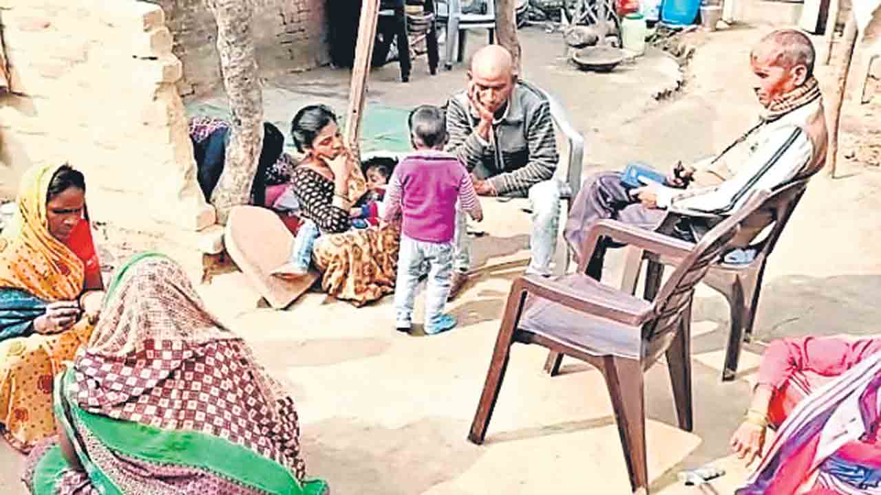 ఇంటింటా.. క్యాన్సర్‌ రోగే.. యూపీ లలూపూర్‌ వాసుల గోస