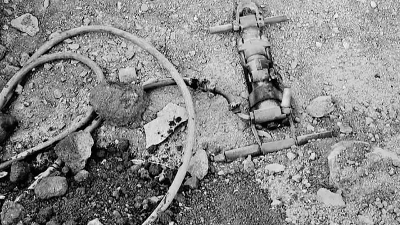 డిటోనేటర్‌ పేలి ముగ్గురికి తీవ్ర గాయాలు