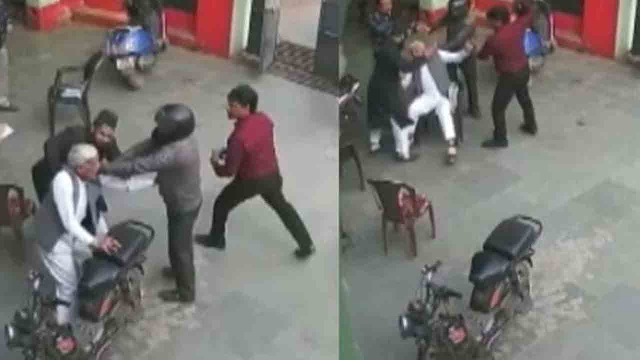 రిటైర్డ్ టీచ‌ర్‌ను చిత‌క‌బాదిన టీచ‌ర్లు.. ఎందుకో తెలుసా..?