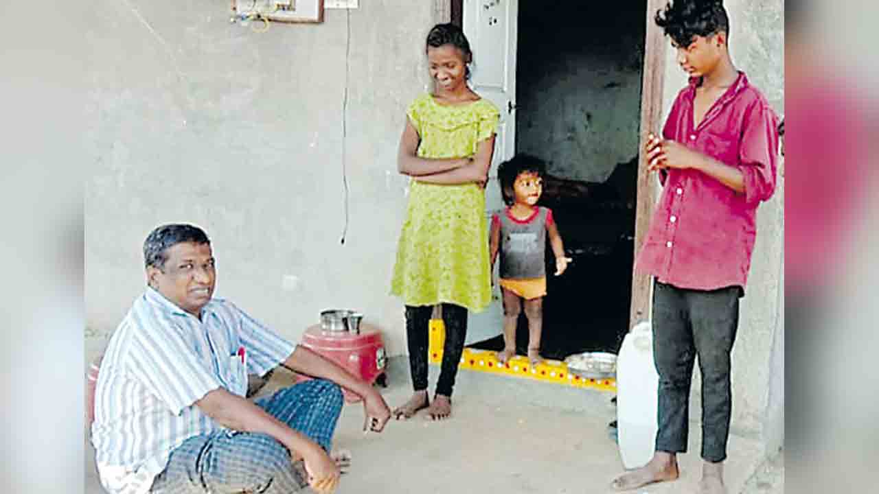 Siddipeta | విద్యార్థి ఇంటి ఎదుట ఇంగ్లీష్ టీచ‌ర్ బైఠాయింపు