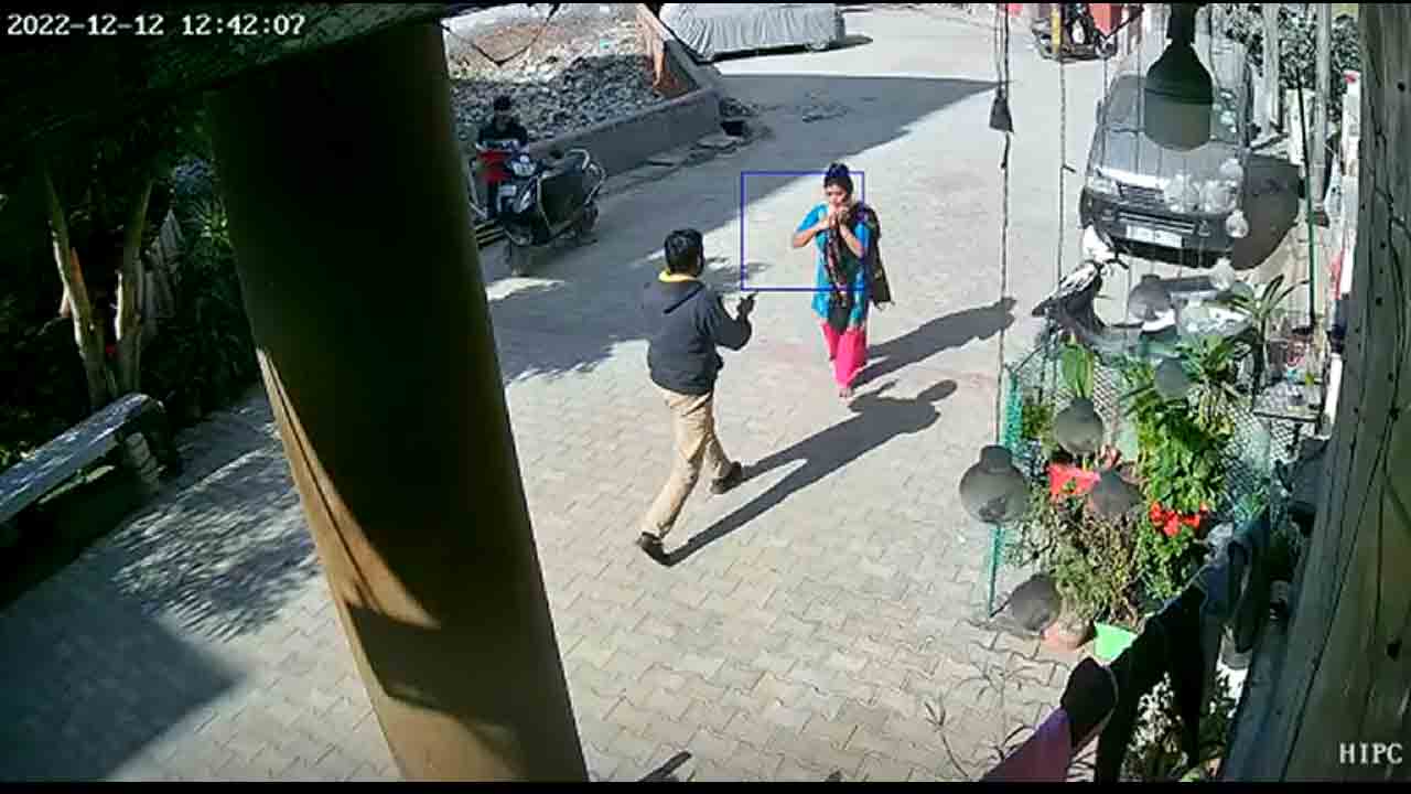 తుపాకీతో బెదిరించి బంగారం, మొబైల్ దొంగిలించాడు..