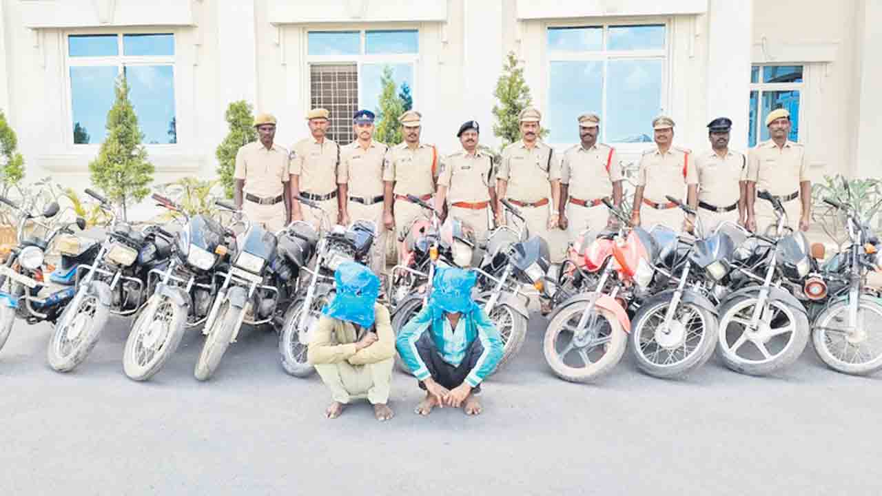 అంతర్‌ జిల్లా ద్విచక్ర వాహనాల దొంగల అరెస్టు