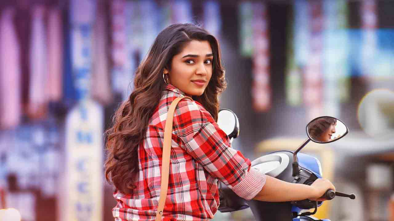 కృతిశెట్టి తప్పటడుగులు వేస్తుందా.. కెరీర్‌ పీక్‌లో ఉన్నప్పుడు అలాంటి క్యారెక్టర్‌లు ఎందుకు చేస్తుంది..!