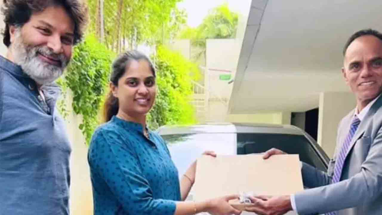 Trivikram | భార్యకు కాస్ట్‌లీ కారు గిఫ్ట్‌గా ఇచ్చిన త్రివిక్రమ్‌.. ధర ఎంతంటే?