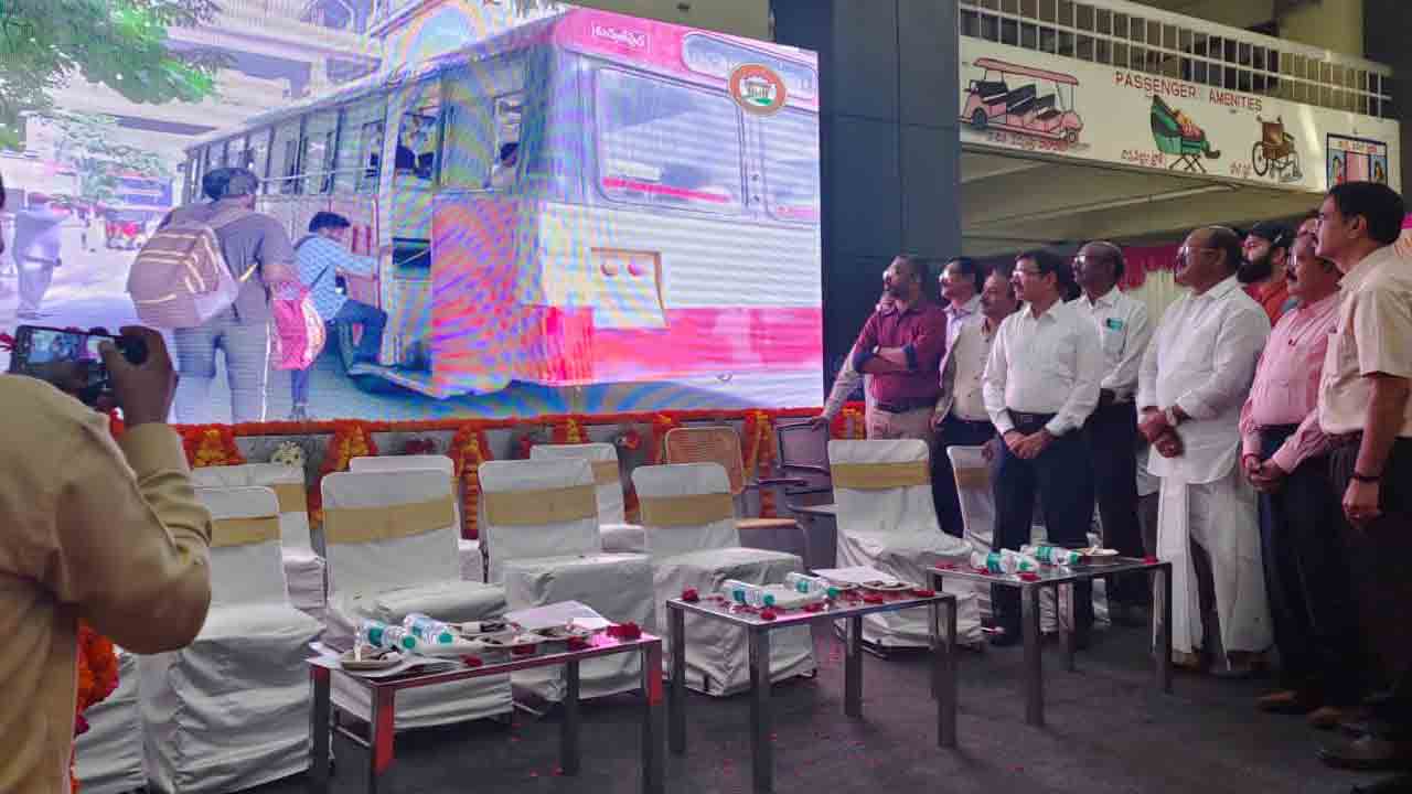 తెలంగాణ ఆన్ ట్రాక్ పాట‌ను ఆవిష్క‌రించిన చైర్మ‌న్ బాజిరెడ్డి గోవ‌ర్ధ‌న్