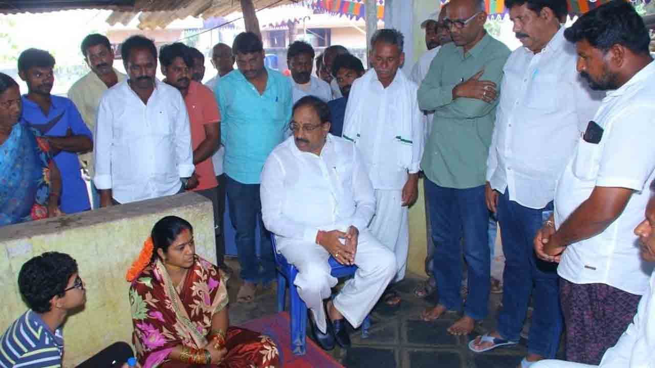 ఎఫ్‌ఆర్‌వో కుటుంబానికి మాజీ మంత్రి తుమ్మల పరామర్శ