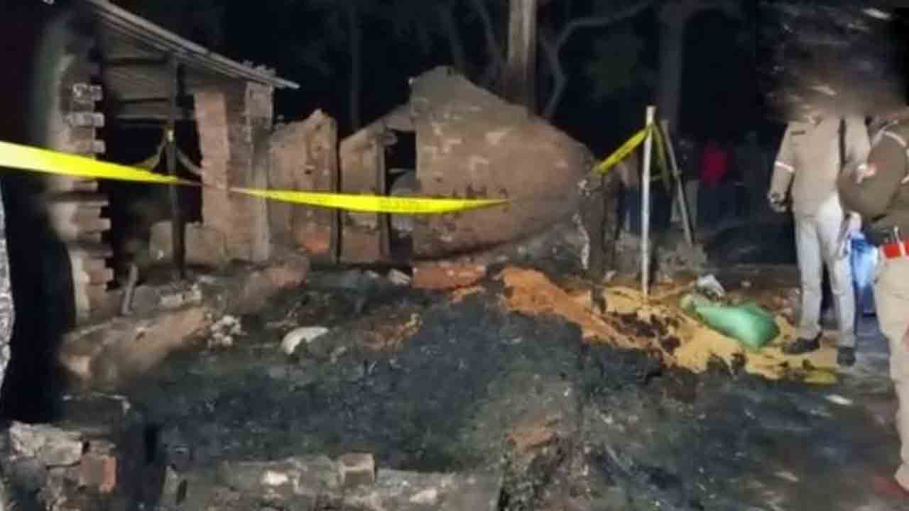 Uttar Pradesh | అర్ధరాత్రి ఇంట్లో చెలరేగిన మంటలు.. ఐదుగురు సజీవదహనం