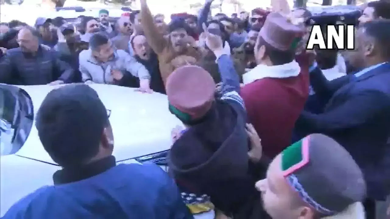 హిమాచ‌ల్ సీఎం ప‌ద‌విపై కాంగ్రెస్‌లో ముదిరిన వివాదం : ప‌రిశీల‌కుడి కాన్వాయ్ ముట్ట‌డి