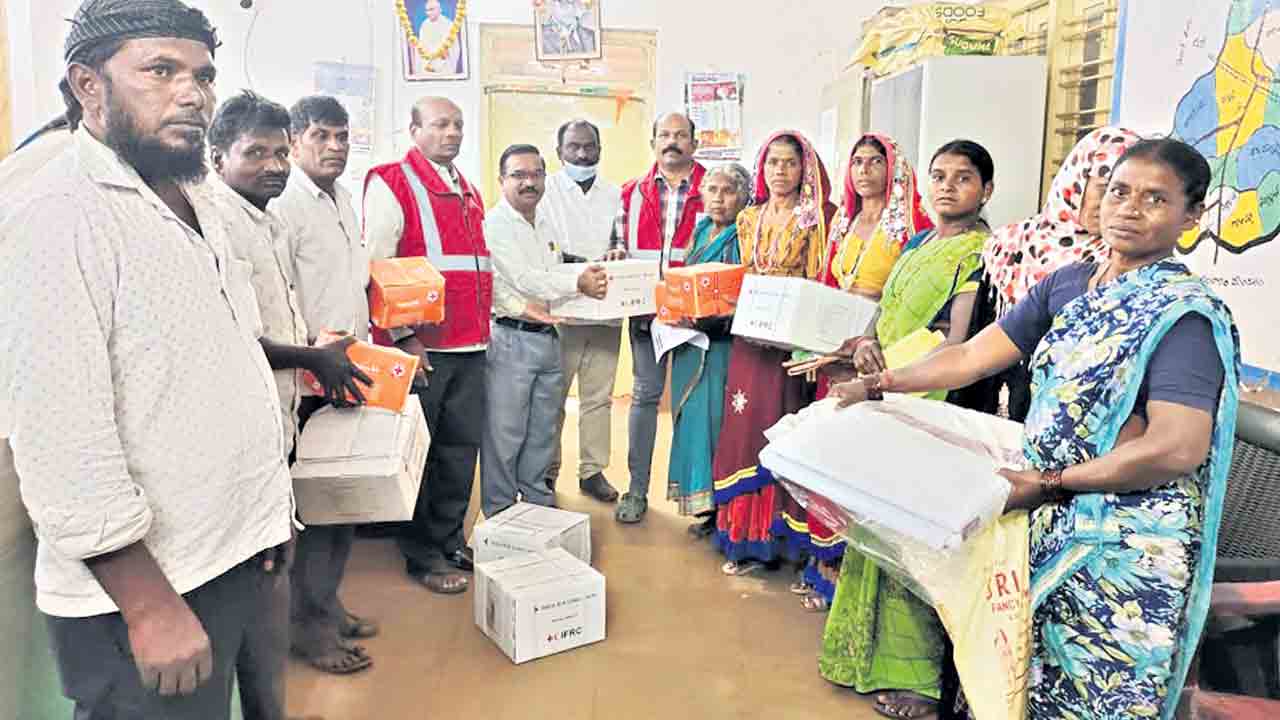 రెడ్‌క్రాస్‌ సేవలు అభినందనీయం