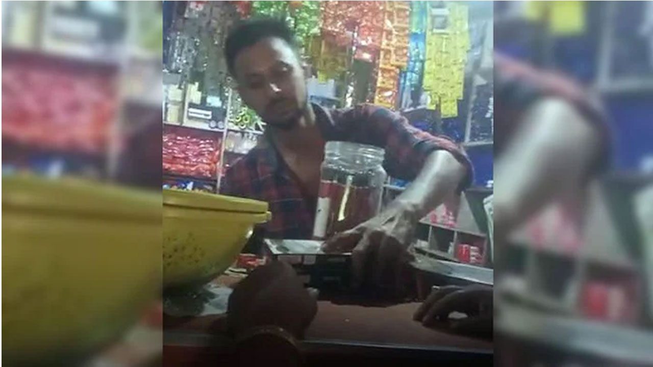 దారుణం : అంట‌రానిత‌నం పాటిస్తూ అడ్డంగా బుక్క‌యిన దుకాణ‌దారు