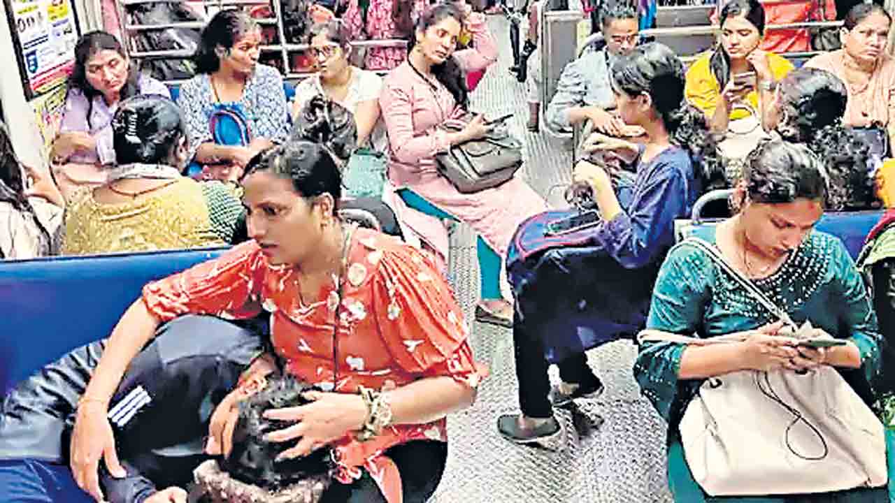 ప్రజారవాణా వినియోగంలో మహిళలే ఎక్కువ