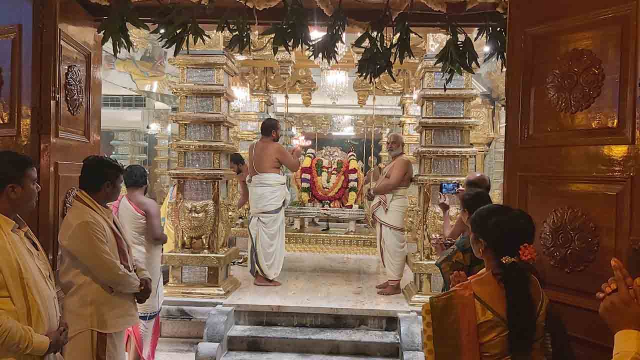 స్వయంభువుడికి వైభవంగా నిత్యార్చనలు